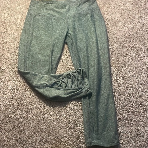 EUC Tek Gear Gray Cropped Leggings with Criss Cross Cutouts Size Medium - Picture 2 of 7